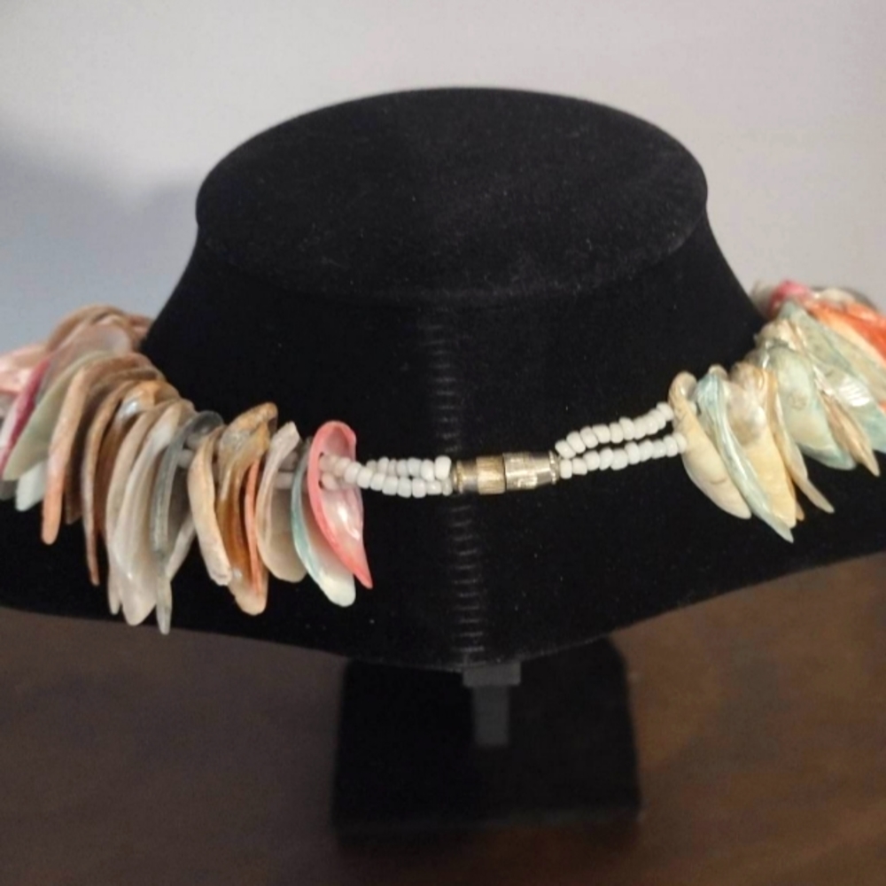 Vintage and colorful sea shell necklace with screw closure - Picture 2 of 7